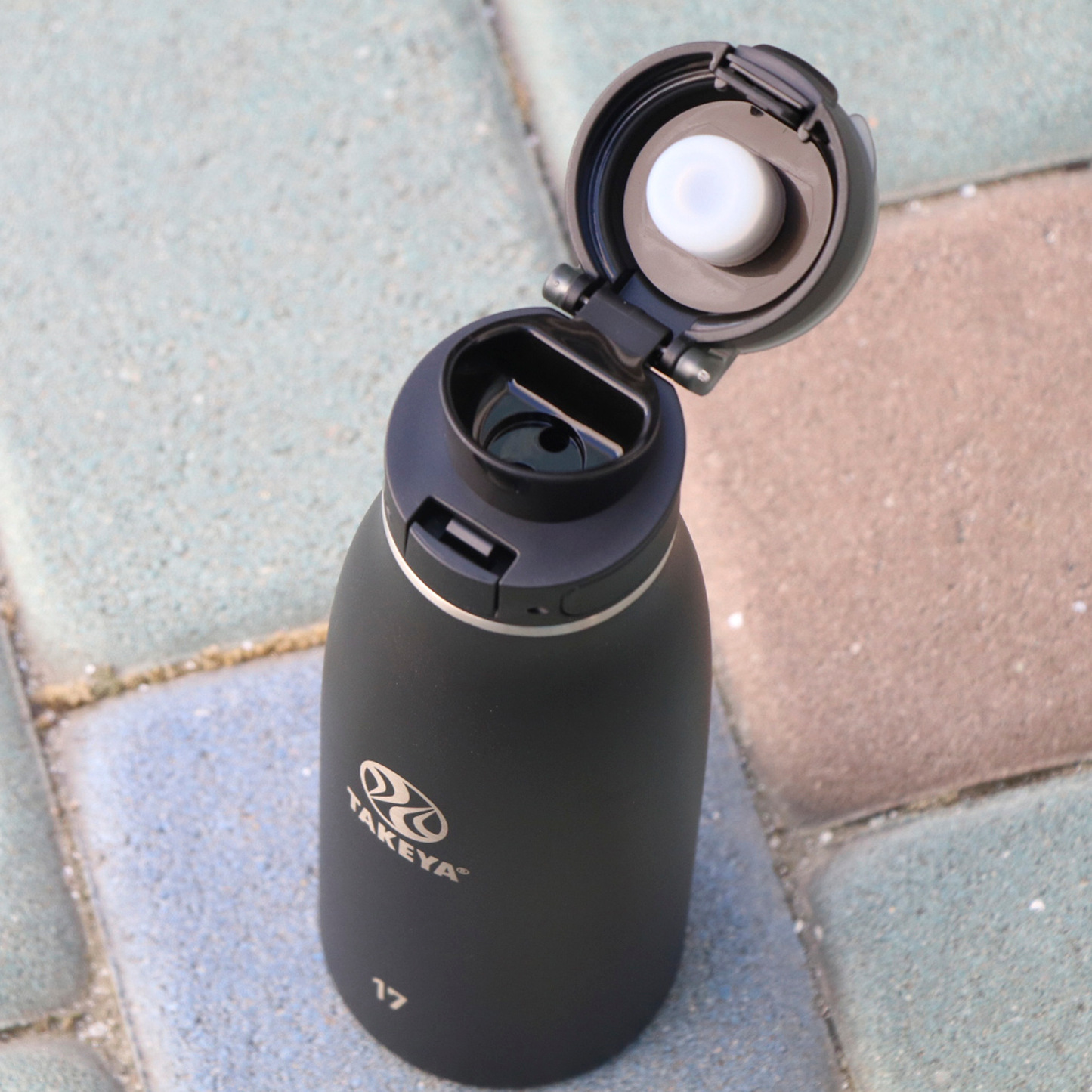 traveler-fliplocktm-lid-d9 96076-R-TravelerLid-Lifestyle-Onyx.png